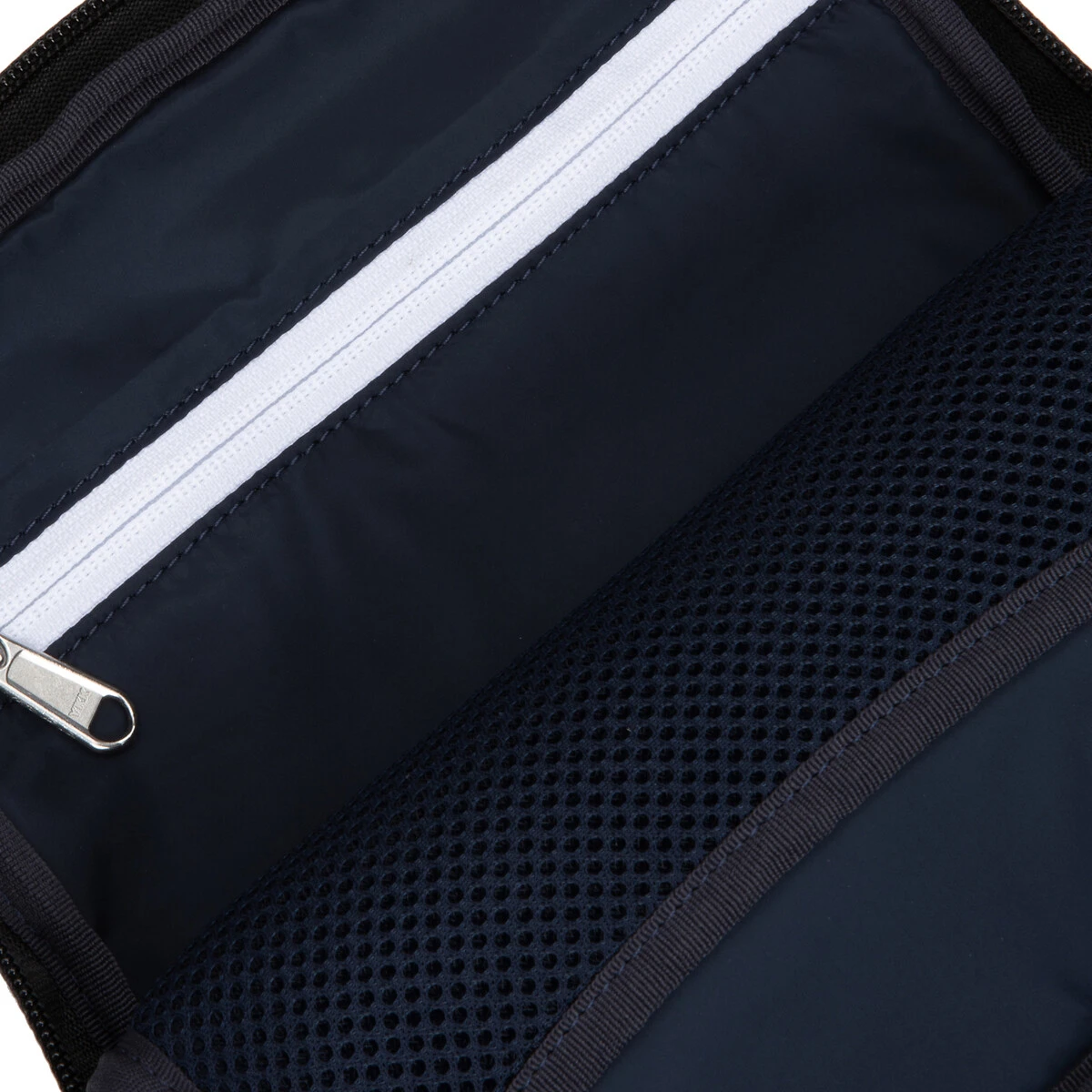 Lacoste Sacoche Plate En Toile Piquée LCST 3 Lacoste Sacoche Plate En Toile Piquée LCST – Image 3