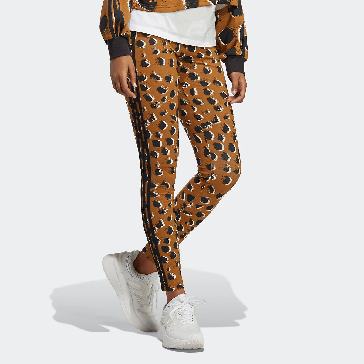 Adidas Sportswear Legging Imprimé Animal Essentials 3-Stripes 2 Adidas Sportswear Legging Imprimé Animal Essentials 3-Stripes – Image 2
