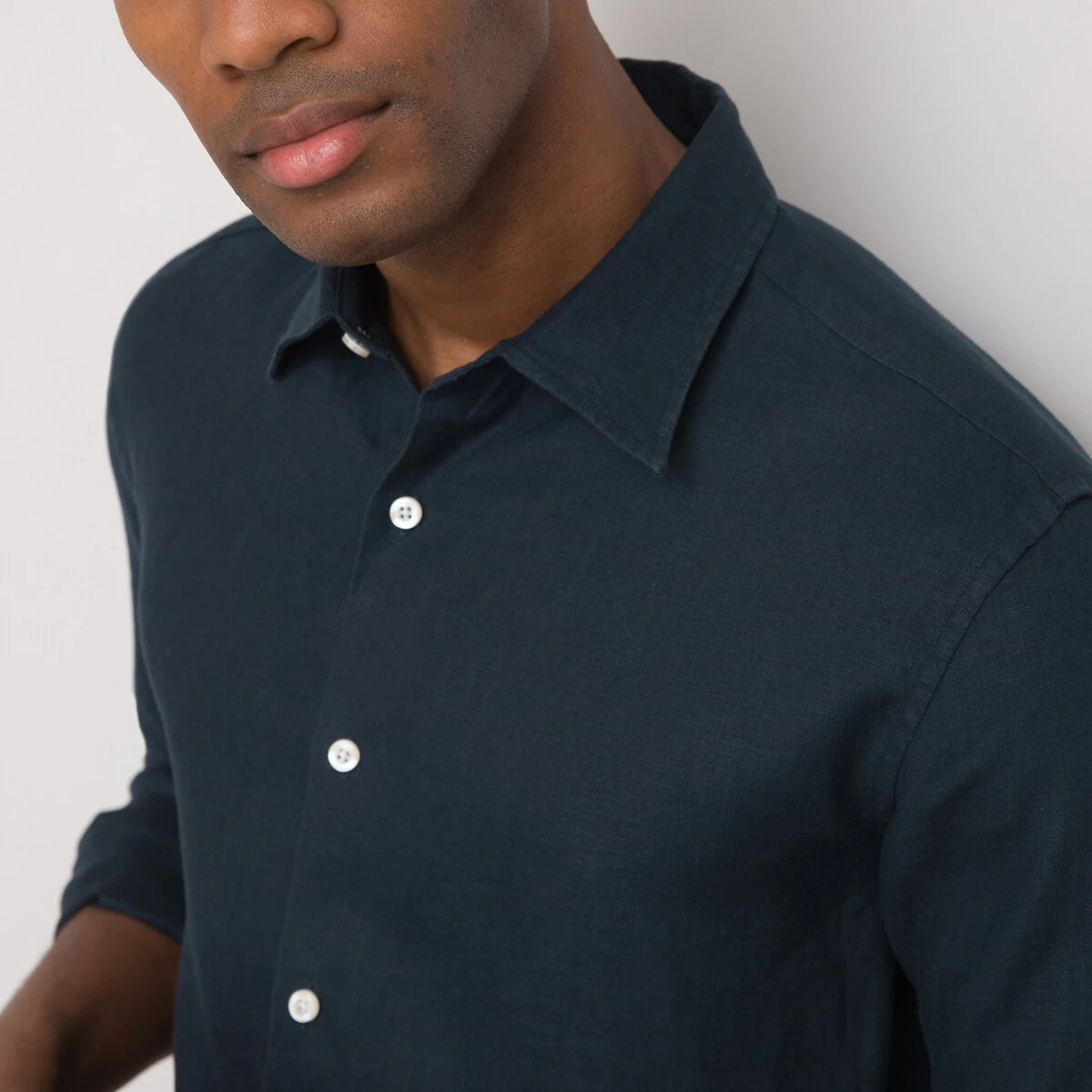 Chemise Droite Signature, Manches Longues, En Lin 3 Chemise Droite Signature, Manches Longues, En Lin – Image 3