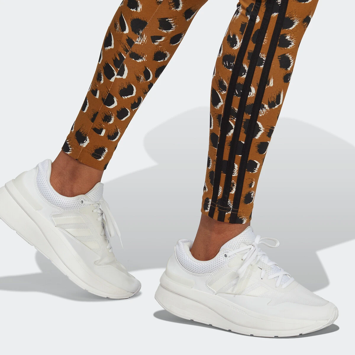 Adidas Sportswear Legging Imprimé Animal Essentials 3-Stripes 5 Adidas Sportswear Legging Imprimé Animal Essentials 3-Stripes – Image 5