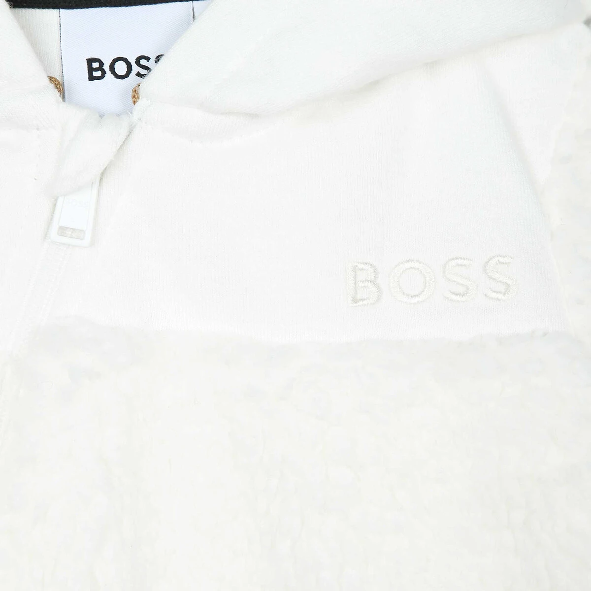 BOSS Kidswear Combinaison Bébé à Capuche En Fausse Fourrure 3 BOSS Kidswear Combinaison Bébé à Capuche En Fausse Fourrure – Image 3