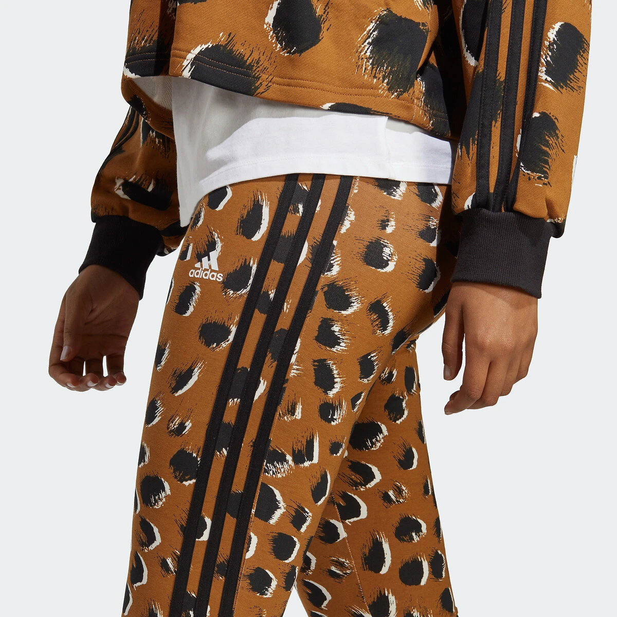 Adidas Sportswear Legging Imprimé Animal Essentials 3-Stripes 4 Adidas Sportswear Legging Imprimé Animal Essentials 3-Stripes – Image 4