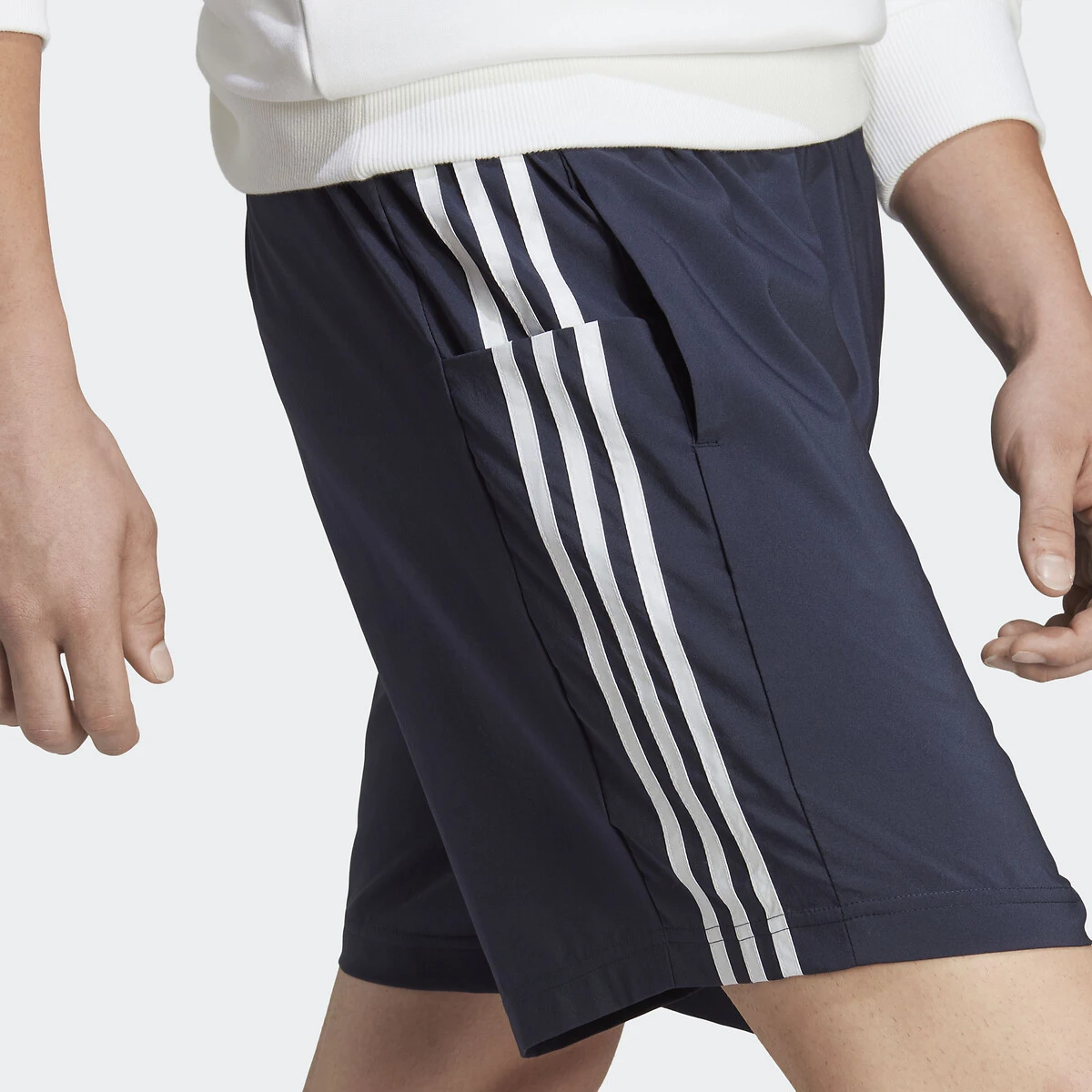 Adidas Sportswear Short à 3 Bandes AEROREADY Essentials Chelsea 4 Adidas Sportswear Short à 3 Bandes AEROREADY Essentials Chelsea – Image 4